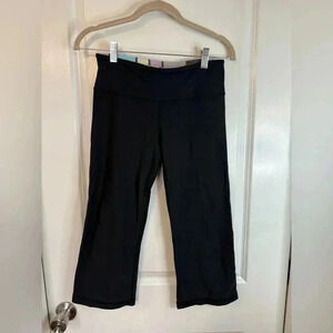 Lululemon Women’s Black Groove Cropped Waistband Luon Capris - Size 4
